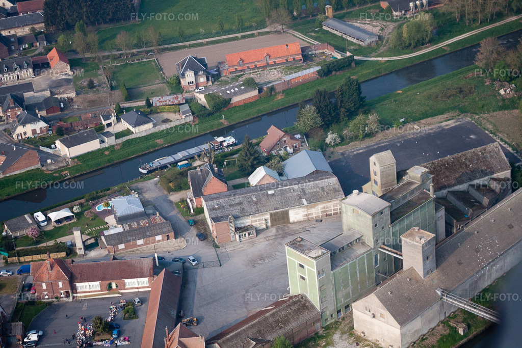 Aerial view: View of the town in Vendhuile in the state Aisne, France. – Photo: IMG_40025.jpg taken on 04/17/2011 by Werner Riehm/FLY-FOTO.com – Resolution of the original: 4752 x 3168 px