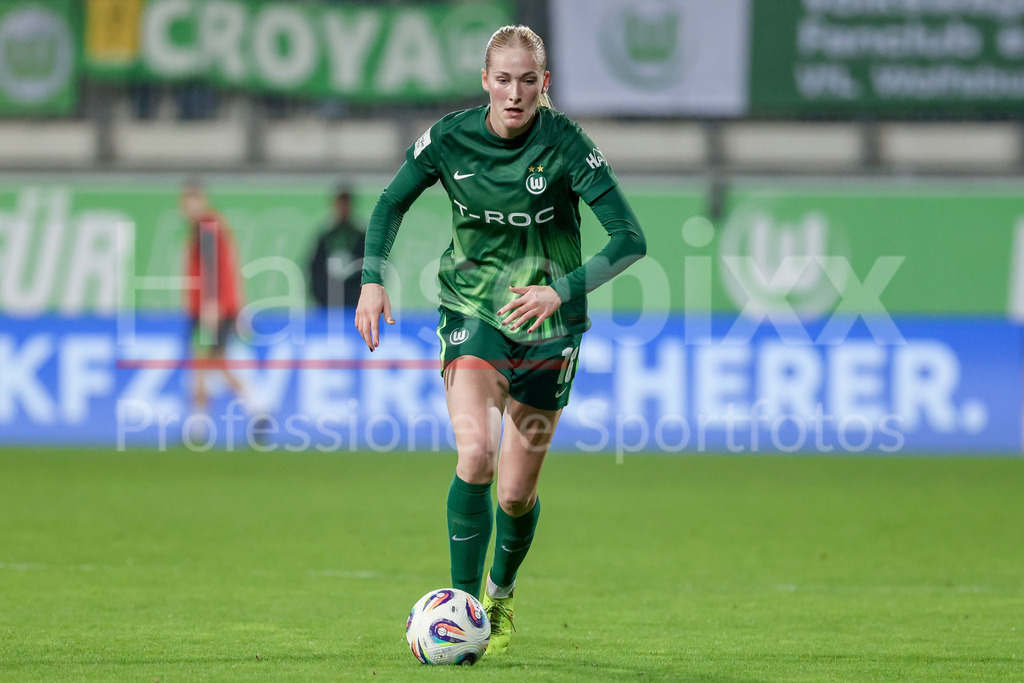 Fussball, Google Pixel Frauen-Bundesliga, VfL Wolfsburg - Hamburger SV | Camilla Küver (VfL Wolfsburg, 16) am Ball, Freisteller, Einzelbild, Ganzkörper, Aktion, Action, Spielszene, DIE DFB-RICHTLINIEN UNTERSAGEN JEGLICHE NUTZUNG VON FOTOS ALS SEQUENZBILDER UND/ODER VIDEOÄHNLICHE FOTOSTRECKEN. DFB REGULATIONS PROHIBIT ANY USE OF PHOTOGRAPHS AS IMAGE SEQUENCES AND/OR QUASI-VIDEO.