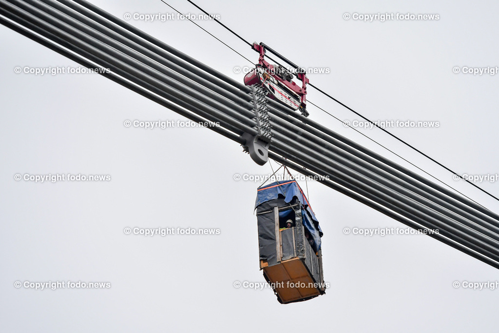 Westring A26_ erster Brueckenteil Westringbruecke_ 01.12.2022-26 | 01.12.2022, Westring A26, AUT, Westring A26, erster Brueckenteil Westringbruecke, im Bild Transportschiff mit Brueckenteil auf der Donau, Transportgondel