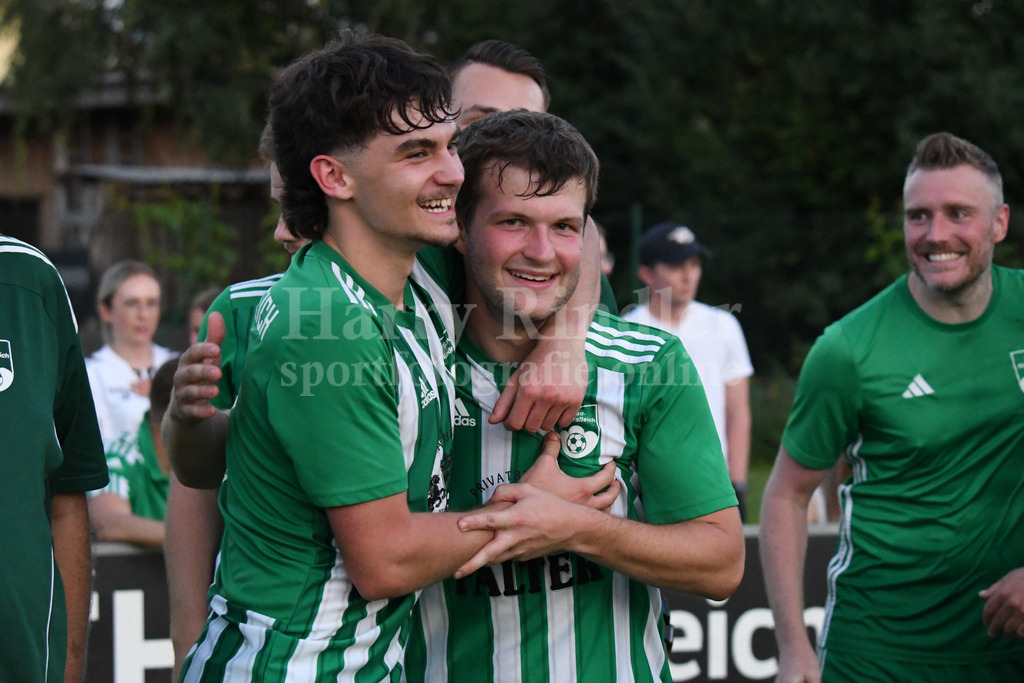 SpVgg Niederalteich : SpVgg GW Deggendorf | Niederalteich freut sich über den Derbysieg gegen Deggendorf - li. Yannick Stahl  (SpVgg Niederalteich) Neuzugang ASV Cham U19; und Torschütze Florian Nickl (SpVgg Niederalteich)  Neuzugang SV Schöfweg - Realisiert mit Pictrs.com