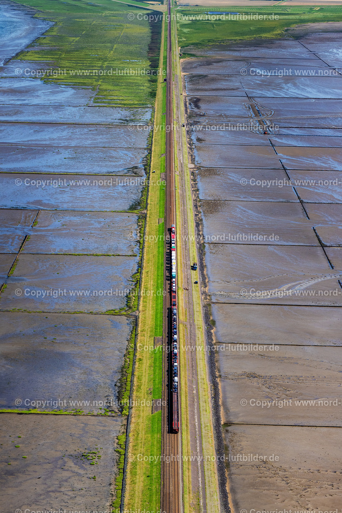 Sylt_Hindenburgdamm_Autozug_Db_Rot_ELS_5050130825 | SYLT 21.06.2025 Wattenmeer der Nordsee- Küste am Hindenburgdamm in Sylt im Bundesland Schleswig-Holstein. // Wadden Sea of North Sea Coast on Hindenburgdamm in Sylt in the state Schleswig-Holstein. Foto: Martin Elsen