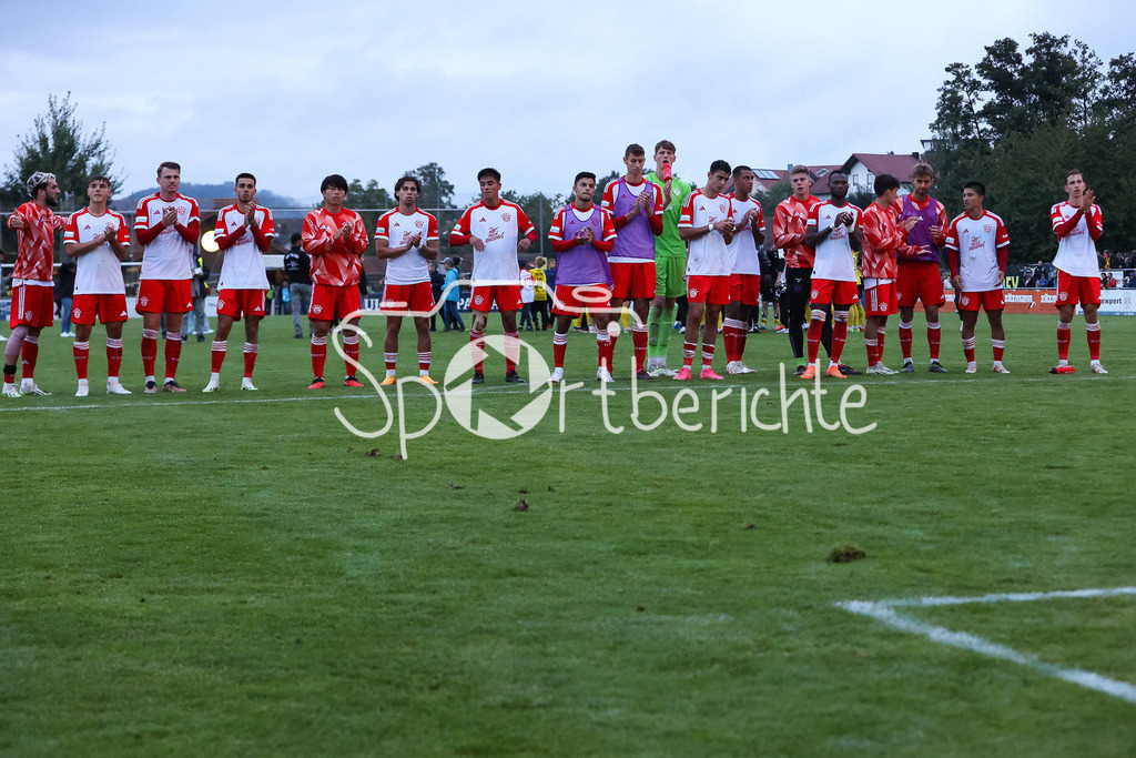 DJK Vilzing - FC Bayern Amateure | Die Spieler der Bayern Amateure bedanken sich bei den mitgereisten Fans