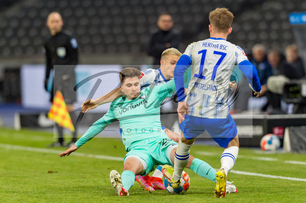 HERBOC20220204_240 | Fussball, Herren: Elvis Rexhbecaj (VfL Bochum) und Santiago Ascacibar (Hertha BSC) im Zweikampf bei dem Spiel der 1. Bundesliga zwischen Hertha BSC und VfL Bochum im Olypiastadion am 04.02.2022 in Berlin, Deutschland.DFB / DFL REGULATIONS PROHIBIT ANY USE OF PHOTOGRAPHS AS IMAGE SEQUENCES AND/OR QUASI-VIDEO. - Realisiert mit Pictrs.com