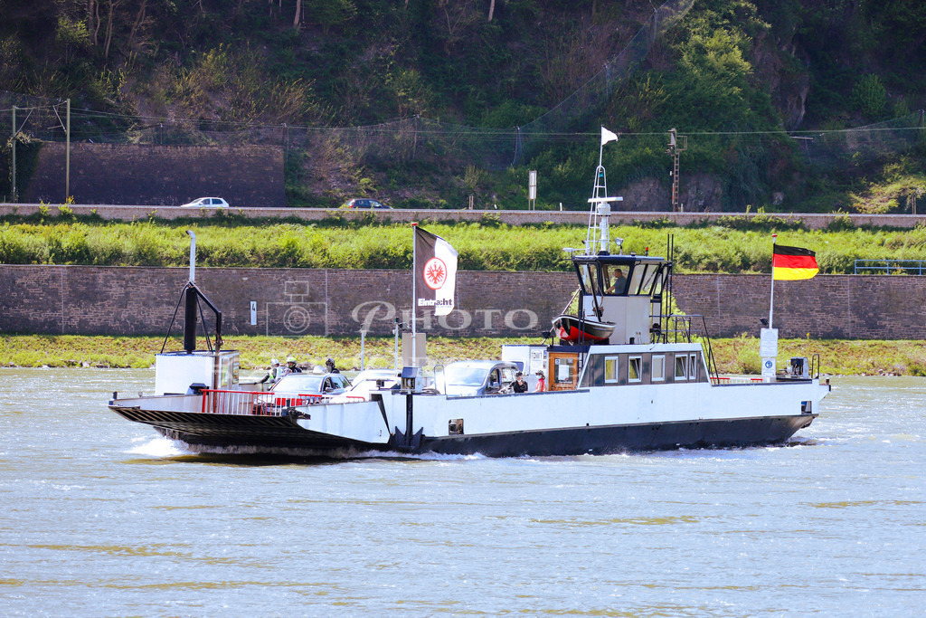 Jacque-Offenbach-Promenade Bad Ems-8771 | Die Fähre verbindet die linke mit der rechten Rheinseite bei Kaub, Bacharach und Oberwesel. Von Kaub kann man mit einem kleineren Fährboot auf die Insel mit der ehemaligen Zpllburg Pfalzgrafenstein fahren. - Realisiert mit Pictrs.com