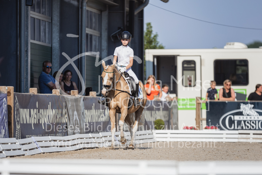 230610_ReiterWB-421 | Deine schönsten Turniermomente als professionelle Fotos! Entdecke hochwertige Pferdesport-Fotografie im Online-Shop. Jetzt Fotos finden & bestellen!