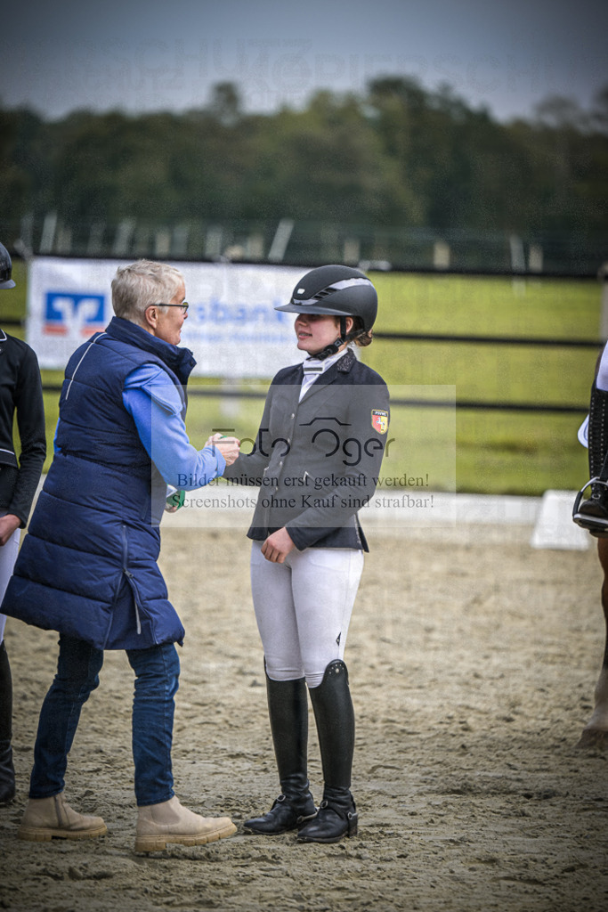 DOS_B299 | Entdecke hochwertige Reitturnierfotos von Foto Oger. Professionell, emotional und authentisch – jetzt Lieblingsmomente im Shop bestellen.Deutschlandweite Turnierfotografie. - Realisiert mit Pictrs.com
