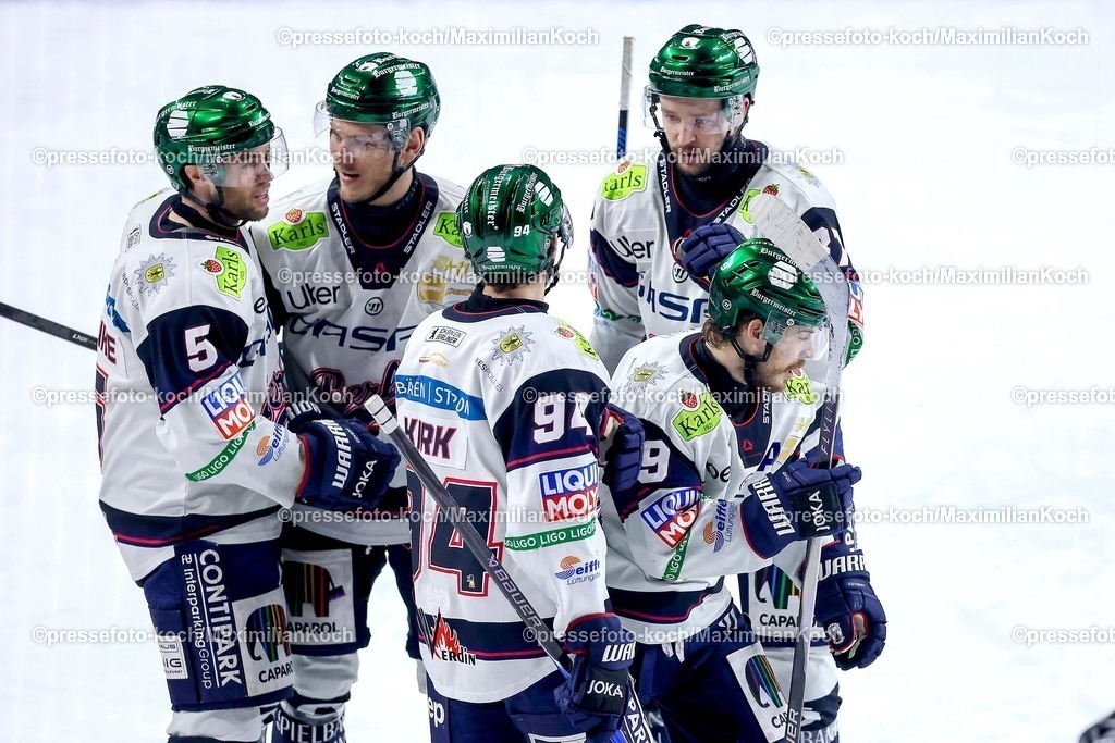 KEC15042601094 | 15.04.2026, Eishockey, DEL Halbfinale Play-Offs, Kölner Haie - Eisbären Berlin, Spiel 4, Lanxess-Arena Köln: Torjubel nach dem Tor zum 1:1 durch Torschütze Ty Ronning (Eisbären Berlin #09)  zusammen mit  Leo Pföderl (Eisbären Berlin #93) Mitch Reinke (Eisbären Berlin #05) Liam Kirk (Eisbären Berlin #94) Adam Smith (Eisbären Berlin #04) 