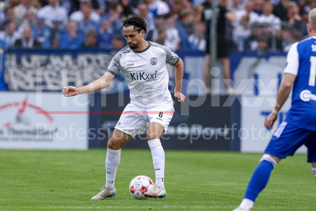 Fussball, Regionalliga Nord, BSV Kickers Emden - SV Meppen | Ersin Zehir (SV Meppen, 6) am Ball, Einzelbild, Ganzkörper, Aktion, Action, Spielszene