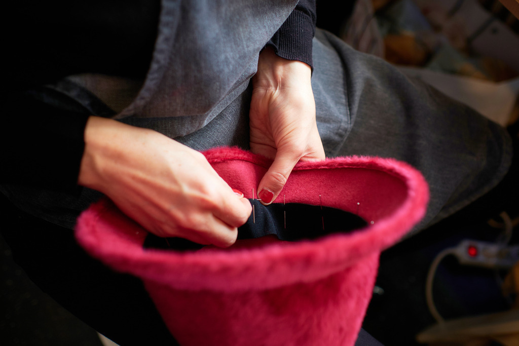 Biester Hutmode | WIen, Austria - November 06, 2019: Biester Hutmode; ein schwarzes Schweißband wird in den Hut eingenäht. - Realisiert mit Pictrs.com