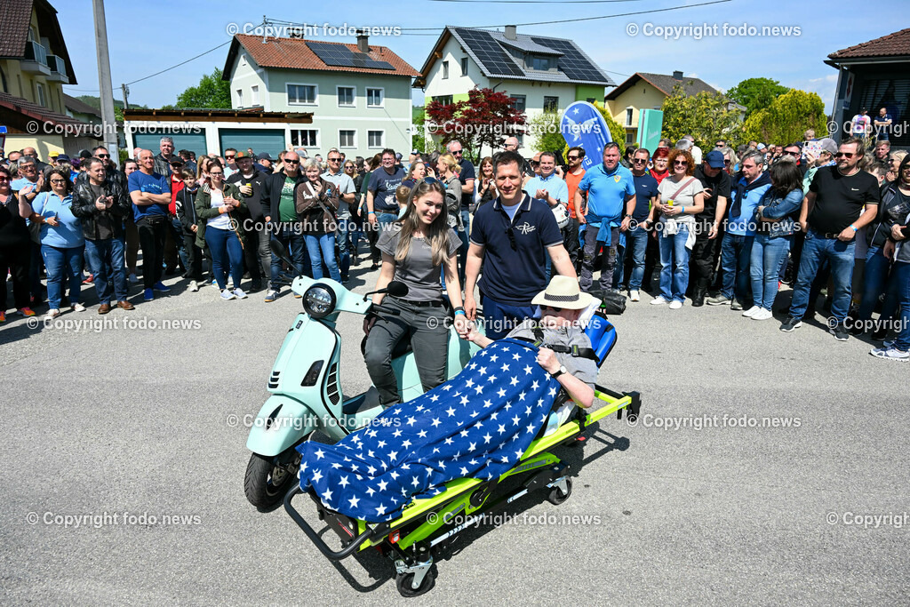 Rollende Engel_ Vespa_ 07.05.2023-20 | 07.05.2023, Neuhofen, Kremsmuenster, AUT, Rollende Engel Vespatreffen, im Bild Saskia Stadler (Stadler Motorsport), Florian Aichhorn (Rollende Engel), Patient Josef Wuehl