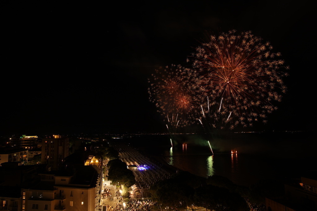 Ferragosto Fireworks in Grado, Italy | GRADO, ITALY, 15.AUG.26 - FIREWORKS - Ferragosto fireworks over the Adriatic Sea in Grado, Italy. Colorful fireworks light up the night sky above the beach, coastline and waterfront during the traditional summer celebration. - Realisiert mit Pictrs.com