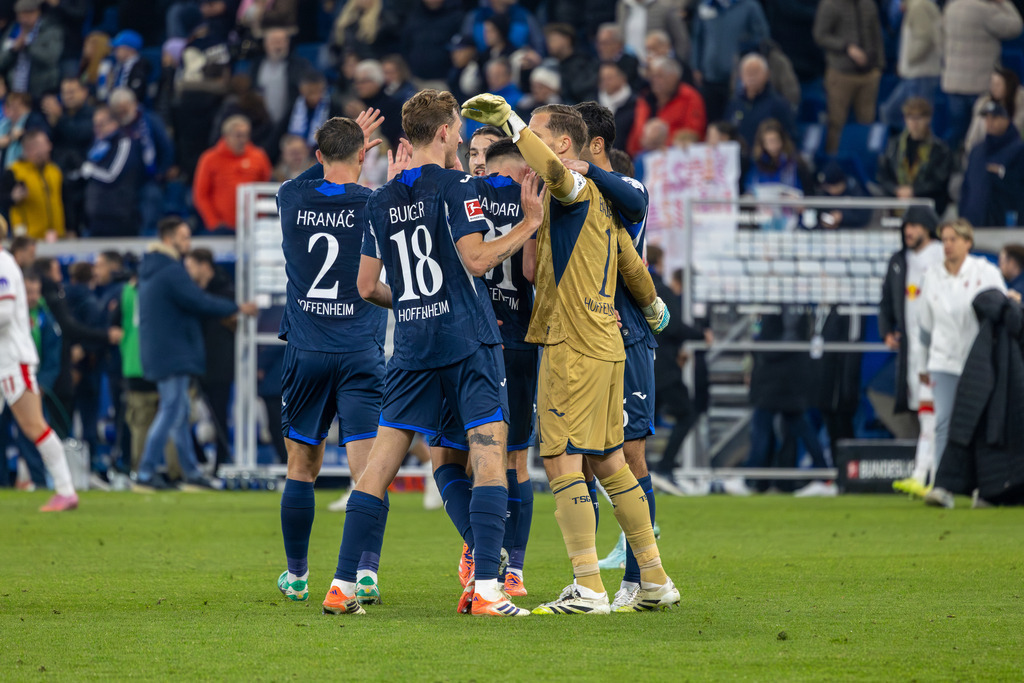 Fußball Bundesliga, Saison 2025/26, 10. Spieltag: TSG Hoffenheim gegen RB Leipzig | Fußball Bundesliga, Saison 2025/26, 10. Spieltag: TSG Hoffenheim gegen RB Leipzig***Bild: Große Freude bei den Spieler von Hoffenheim nach dem Sieg gegen den Tabellenzweiten Leipzig - Realisiert mit Pictrs.com