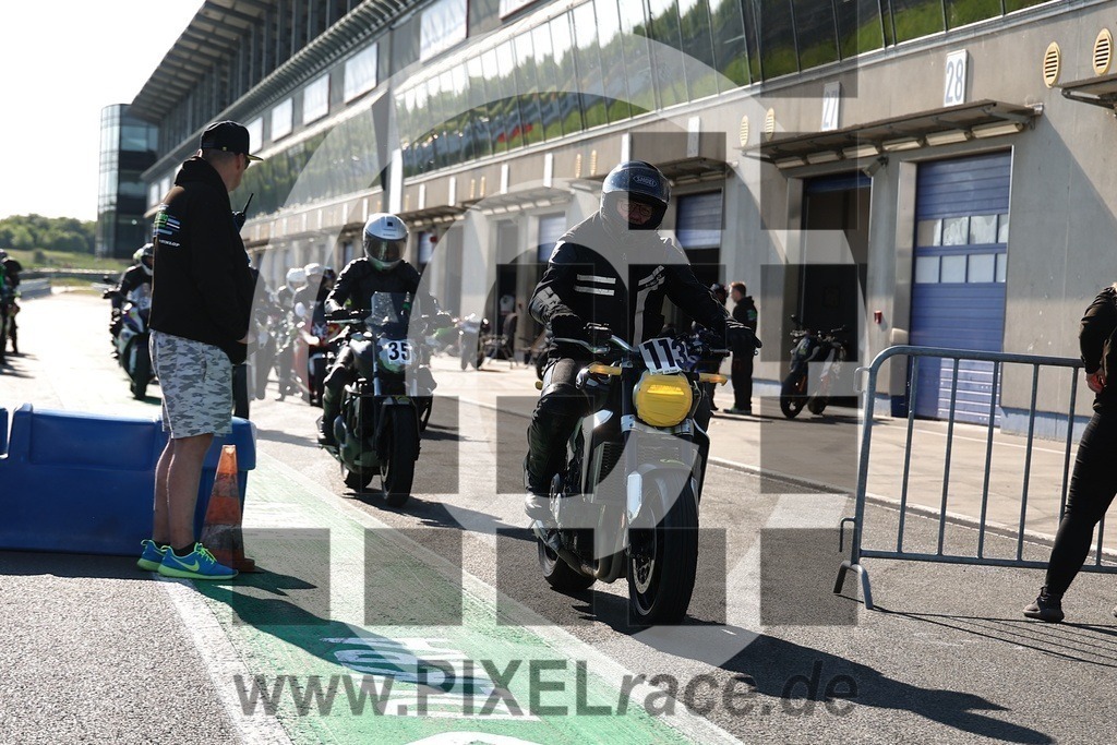 0113-20240513_00510 | Schöne Erinnerungen an spannende Momente - das festzuhalten ist unser Job. PIXELrace.de ist seit 2003 auf den Rennstrecken Europas unterwegs um die Action draußen beim Fahren und die wunderbare Stimmung imm Fahrerlager für euch einzufangen.