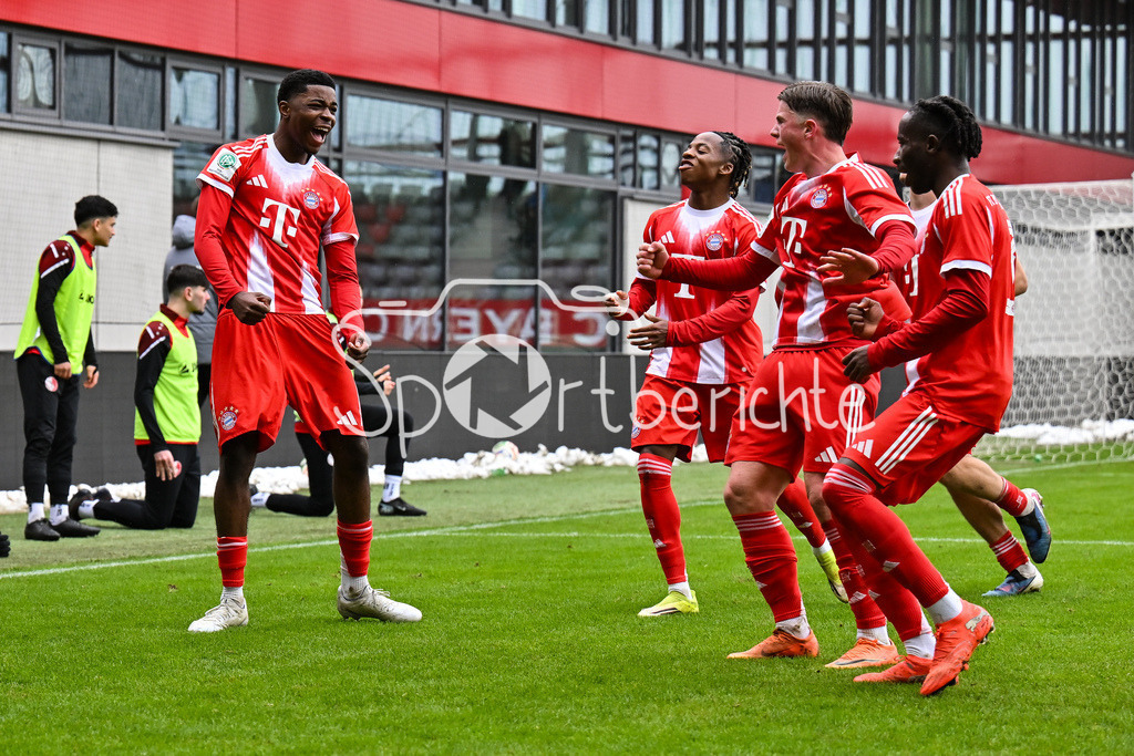 FC Bayern München - Berliner Athletik Klub | MUNICH, GERMANY - 21. FEBRUARY: Jubel der Bayern nach dem Treffer zum 3-1 durch Allen LAMBE (FC Bayern München U19 8) / Tor / Torschuetze / Freude / Happy während dem Spiel zwischen der U19 des FC Bayern München und der U19 des Berliner Athletik Klubs am 3. Spieltag der DFB-U19 Nachwuchsliga am FC Bayern Campus