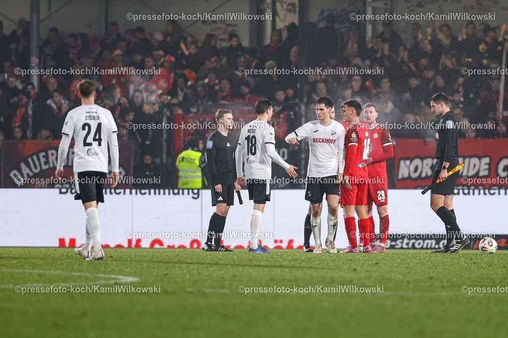 xKWIx13122501060 | 13.12.2025, xKWIx, Fußball, 3. Liga, SC Verl - Rot-Weiss Essen, SPORTCLUB Arena: Spieler beider Teams klatschen ein nach Abpfiff Photo: xKamilxWilkowskixPressefotoKochx