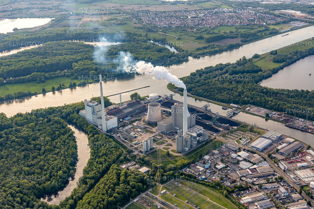 Luftbild: EnBW Steinkohlekraftwerk am Rhein im Ortsteil Daxlanden in Karlsruhe im Bundesland Baden-Württemberg in Deutschland. Foto: IMG_126894.jpg vom 28.05.2021 durch Werner Riehm/FLY-FOTO.de
