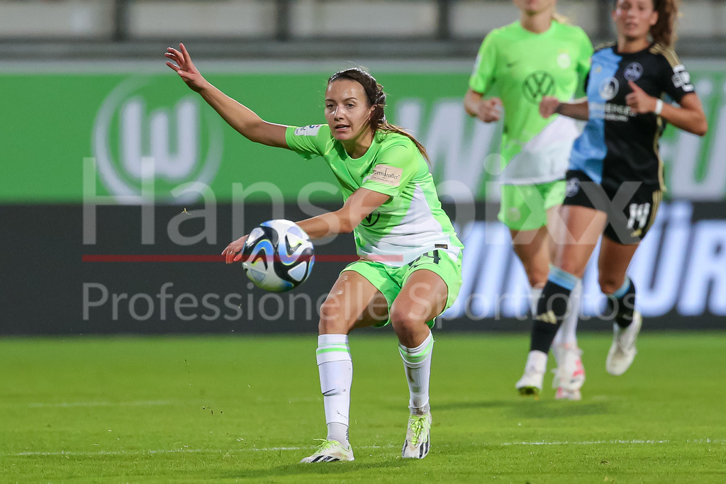 Fussball, Google Pixel Frauen-Bundesliga, VfL Wolfsburg - 1. FC Nürnberg | v.li.: Joelle Wedemeyer (VfL Wolfsburg, 24) am Ball, Einzelbild, Ganzkörper, Aktion, Action, Spielszene, DIE DFB-RICHTLINIEN UNTERSAGEN JEGLICHE NUTZUNG VON FOTOS ALS SEQUENZBILDER UND/ODER VIDEOÄHNLICHE FOTOSTRECKEN. DFB REGULATIONS PROHIBIT ANY USE OF PHOTOGRAPHS AS IMAGE SEQUENCES AND/OR QUASI-VIDEO.