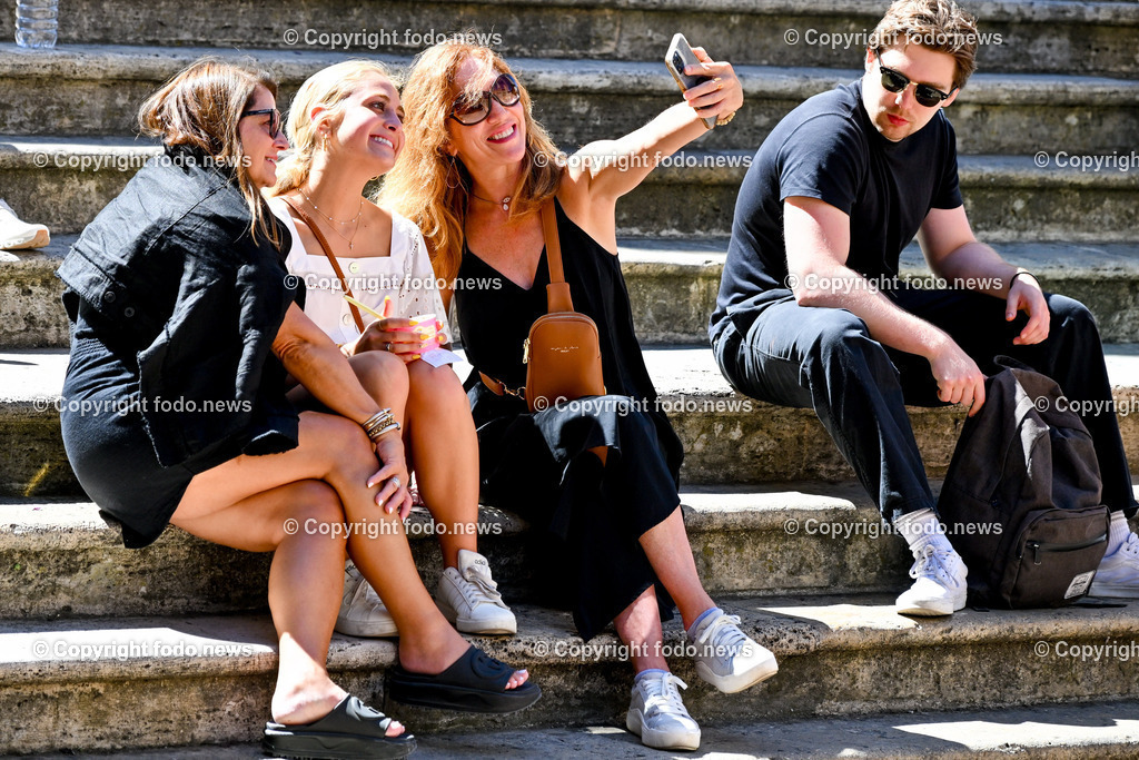 Italien_ Toskana_ San Gimignano_ 31.05.2024-43 | 31.05.2024, Italien, ITA, Toskana, San Gimignano im Bild Stadtansichten Gebäude, Architektur, Touristen, Historisch, Souvenir, Ansichten der berühmten Stadt San Gimignano in der Toskana-Italien - View of the famous town San Gimignano in Tuscany-ItalySan Gimignano ist eine italienische Kleinstadt in der Toskana mit einem mittelalterlichen Stadtkern. San Gimignano wird auch die Stadt der Türme genannt. Die Stadt liegt in der Provinz Siena. Sie gehört neben Florenz, Siena und Pisa zu den von Touristen meist besuchten Zielen in der Toskana.