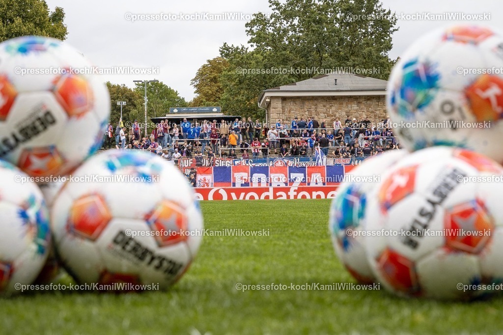 xkwi17082501002 | 17.08.2025, xkwix, Fußball, Regionalliga West, BBorussia Dortmund U23 - Wuppertaler SV, Stadion Rote Erde: Gästeblock im Stadion