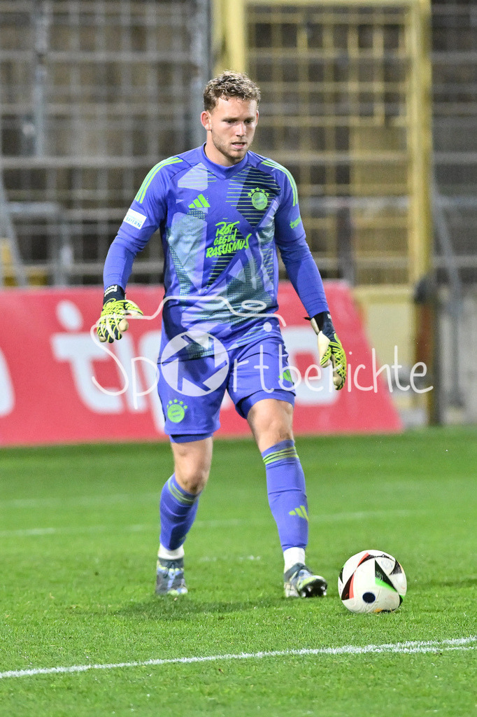 FC Bayern Amateure - TSV Schwaben Augsburg | am Ball Daniel PERETZ (FC Bayern München II #1) / Freisteller / Einzefoto / Regionalliga Bayern: FC Bayern Muenchen II - TSV Schwaben Augsburg, Gruenwalder Stadion am am 25.10.2024