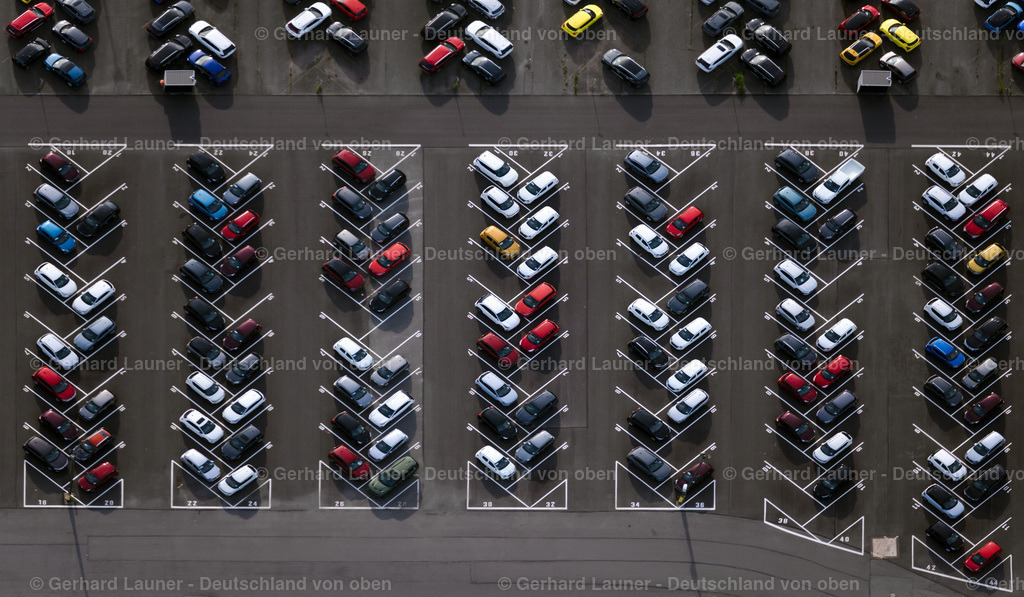 4030616 | BREMERHAVEN 01.06.2020 Senkrecht- Luftbild aus der Satelliten- Perspektive vom Parkplatz und Abstellfläche für Automobile - PKW am Überseehafen in Bremerhaven im Bundesland Bremen, Deutschland. // Vertical aerial view from the satellite perspective of the parking and storage space for automobiles on Ueberseehafen in Bremerhaven in the state Bremen, Germany. Foto: Gerhard Launer