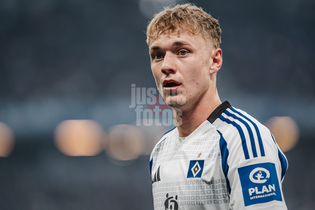 Fußball | Männer | Saison 2024/2025 | 2. Fußball-Bundesliga | 29. Spieltag | Hamburger SV vs. Eintracht Braunschweig | 11.04.2025 | Adam Karabec (#17, HSV)