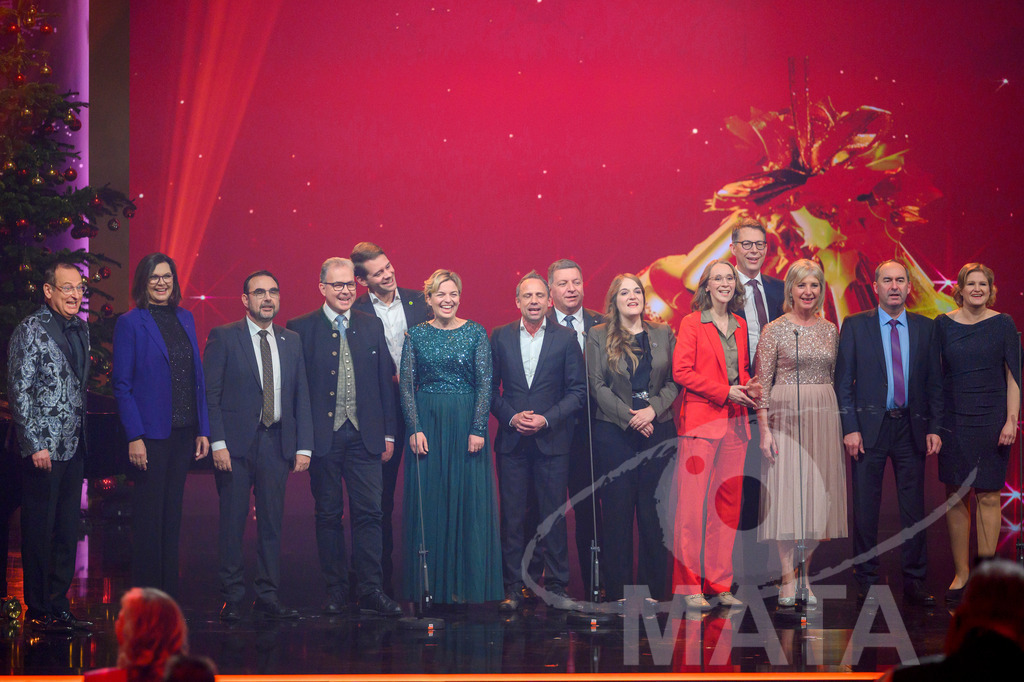 _DWI6220 | Volker Heißmann, Ilse Aigner (CSU, Landtagspräsidentin), Klaus Holetscheck (CSU, MdL), Florian Streibl (Frei Wähler, MdL), Thomas von Sarnowski (Bündnis 90/Die Grünen, MdL), Katharina Schulze ( Bündnis 90/Die Grünen, MdL), Thorsten Glauber (Frei Wähler, Staatsminister für Umwelt und Verbraucherschutz), Christian Bernreiter (CSU, Staatsminister für Wohnen, Bau und Verkehr), Ronja Endres (SPD, MdL),Eva Lettenbauer (Bündnis 90/Die Grünen, MdL), Markus Blume (CSU, Staatsminister für Wissenschaft und Kunst ), Ulrike Scharf (CSU, Staatsministerin für Familie, Arbeit und Soziales), Hubert Aiwanger (Freie Wähler, Wirtschaftsminister), Katrin Ebner-Steiner (AFD, MdL) bei '30 Jahre Sternstunden-Gala 2023' in der Frankenhalle. Nürnberg, 15.12.2023 - Realisiert mit Pictrs.com