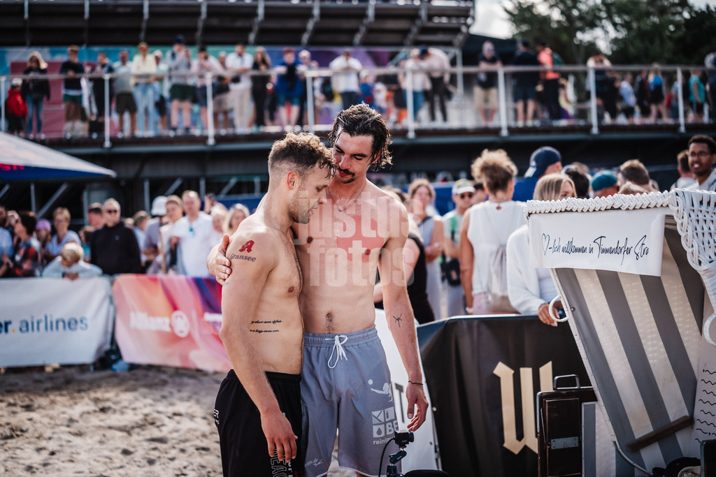 Beachvolleyball | Männer | Deutsche Meisterschaften 2025 Timmendorfer Strand | 06.09.2025 | v.l. Eric Stadie-Seeber und Jannik Kühlborn nach dem Spiel und dem Ausscheiden aus dem Turnier
