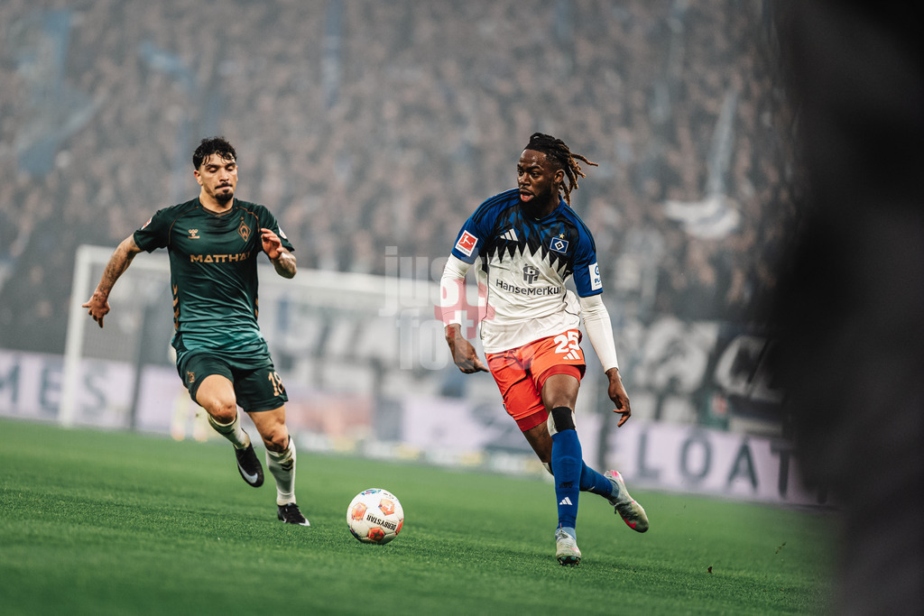 Fußball | Männer | Saison 2025/2026 | 1. Fußball-Bundesliga | 13. Spieltag | Hamburger SV vs. SV Werder Bremen | 07.12.2025 | v.l. Cameron Puertas (#18, SV Werder Bremen) und Jordan Torunarigha (#25, HSV)