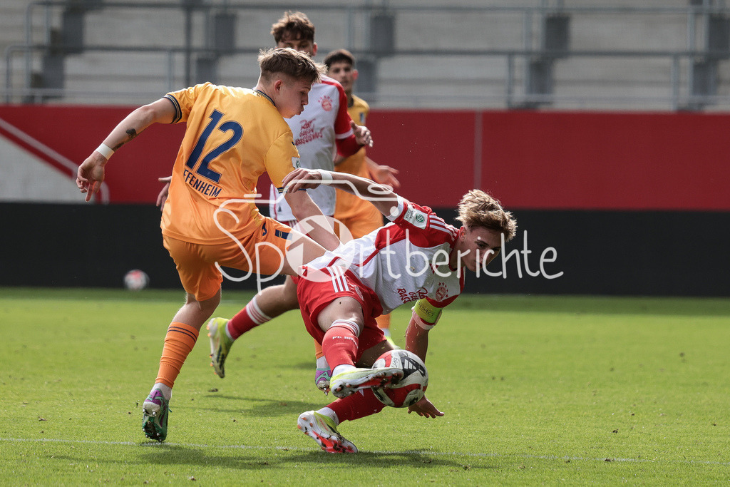 FC Bayern München U19 - TSG 1899 Hoffenheim U19 | Dennis ARNST (TSG #12) im Duell mit Maximilian HENNING (FCB #3) / Zweikampf