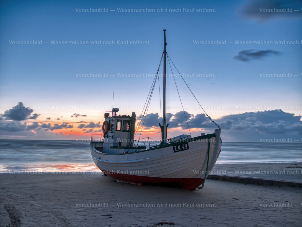 Blaue Stunde über den Fischerbooten am Strand von Løkken. | Wunderschöne Lichtstimmung zum Sonnenuntergang am Strand von Løkken. Die Fischerboote auf dem Sand passen perfekt zur Jammerbucht in Dänemark