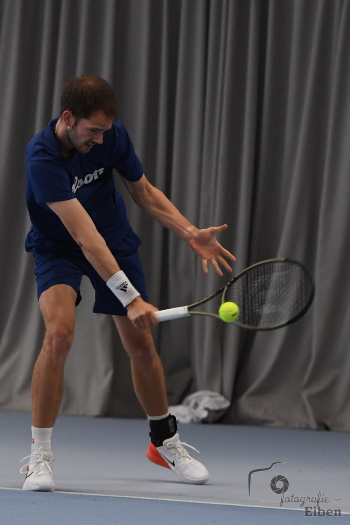 NE-Cup Ranglistenturnier TC Edewecht | Männer Finale Lennard Zumbrock (schwarz/ Polizei Oldenburg) gegen Niklas Gerdes (blau/TC Ahlfeld);NE-Cup Ranglistenturnier TC Edewecht am 26.03.2023 in Edewecht (Tennishalle TC Edewecht), Deutschland, Photo: Philip Eiben 2023 - Realisiert mit Pictrs.com