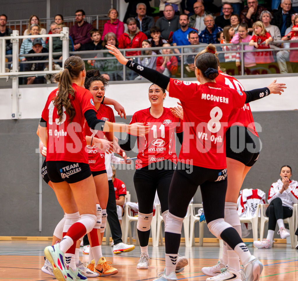 Volleyball I Frauen I Saison 2025-2026 I 2 Bundesliga Pro I 16. Spieltag VFL Oythe - TV Planegg-Krailling-35 | Annelis Lotte Tyws (13,VFL Oythe), Maria Petkova (9,VFL Oythe), Jacklyn Simms (11,VFL Oythe), Georgia McGovern (8,VFL Oythe) und Mariele Meyer (10,VFL Oythe) - Realisiert mit Pictrs.com
