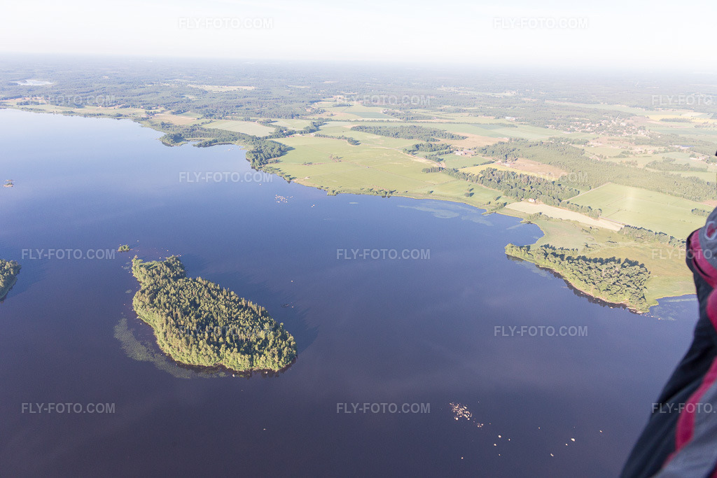 Aerial view: View of the town in Skäggalösa in the state Kronoberg, Sweden. – Photo: IMG_108097.jpg taken on 06/28/2018 by Werner Riehm/FLY-FOTO.com – Resolution of the original: 5472 x 3648 px