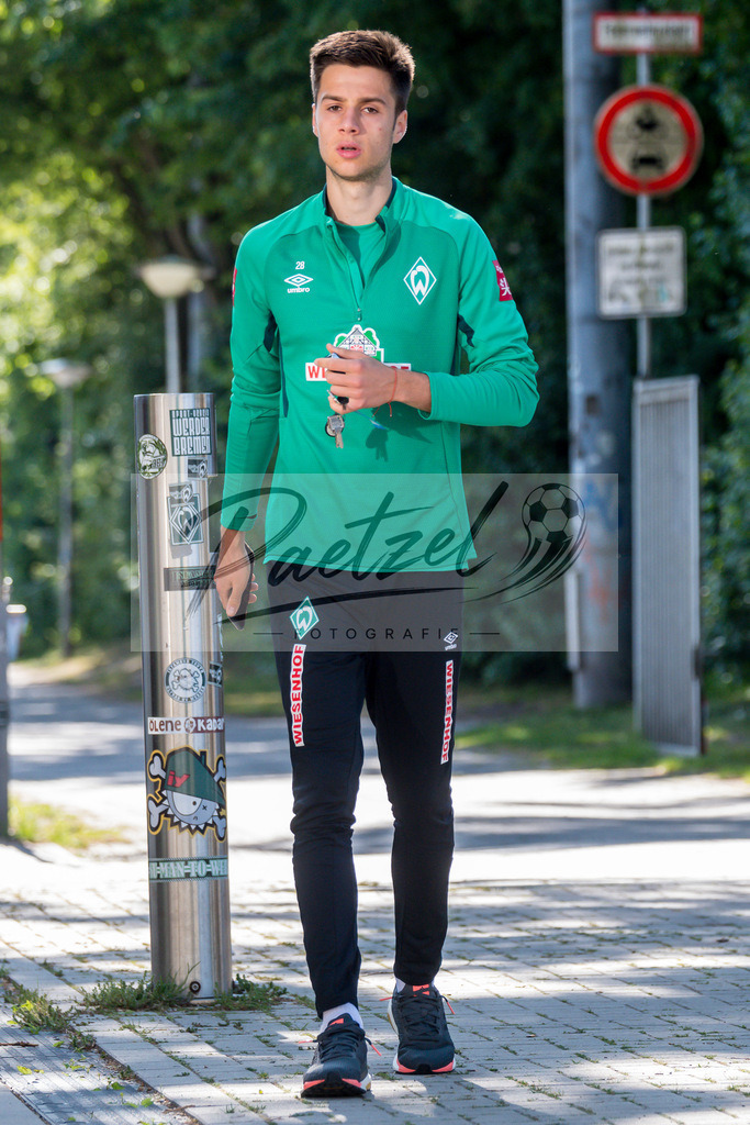 TRASVW20200521_0023 | Fussball, Herren: Ilia Gruev (Werder Bremen) schaut bei der Ankunft am wohninvest Weserstadion am 21.05.2020 in Bremen, Deutschland. - Realisiert mit Pictrs.com
