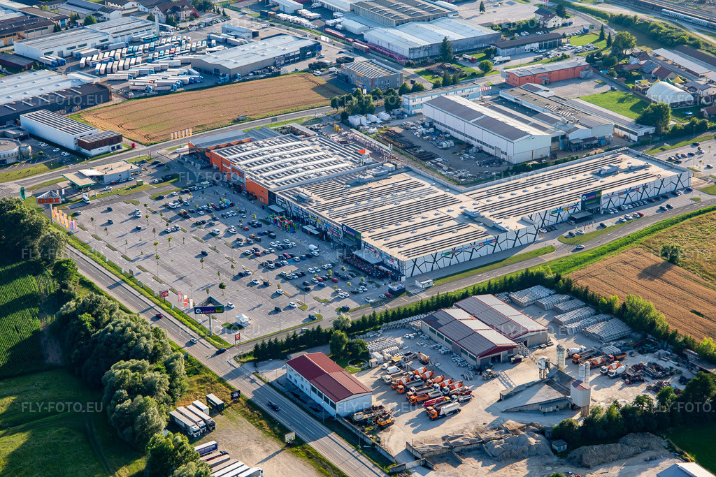Vue aérienne: Centre commercial Qcenter Ptuj, quincaillerie OBI Ptuj à Ptuj dans le département Slovénie, Slovénie. Photo: IMG_137303.jpg prise le 08/07/2023 par Werner Riehm/FLY-FOTO.euRésolution de l'original: 5472 x 3648 pxWWW.QCENTERPTUJ.SI