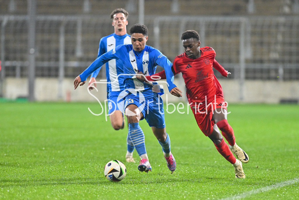FC Bayern Amateure - FV Illertissen | im Duell David UDOGU (FV Illertissen #23) und Noel ASEKO NKILI (FC Bayern München II #16) / Zweikampf