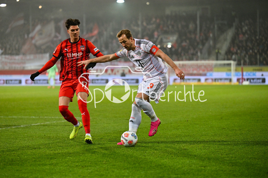 1. FC Heidenheim - FC Bayern München | HEIDENHEIM, GERMANY - 21. DECEMBER: im Duell Mathias HONSAK (1. FC Heidenheim 17) und Harry KANE (FC Bayern Munich 9) während dem Bundesligamatch zwischen dem 1. FC Heidenheim und dem FC Bayern München am 15. Spieltag in der Voith-Arena / DFL REGULATIONS PROHIBIT ANY USE OF PHOTOGRAPHS AS IMAGE SEQUENCES AND/OR QUASI-VIDEO