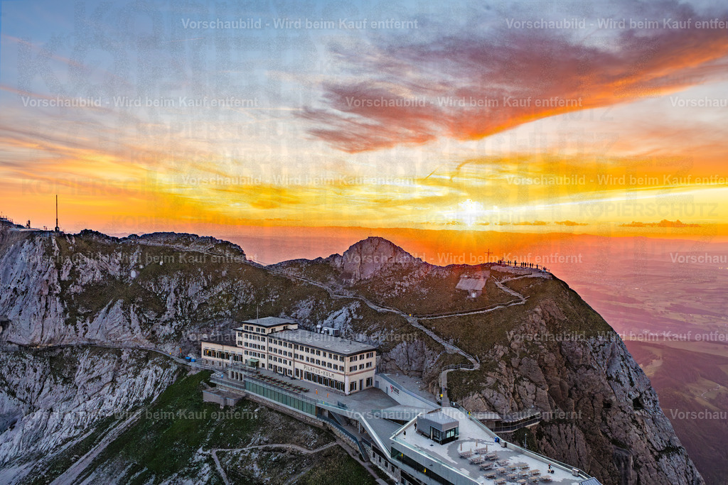 Sonnenuntergang auf dem Pilatus | Sonnenuntergang auf dem Pilatus mit warmem Abendlicht, leuchtenden Wolken und Blick über die Zentralschweiz. Eine ruhige Bergserie zwischen Fels, Himmel und letzter Tagesfarbe. - Realisiert mit Pictrs.com