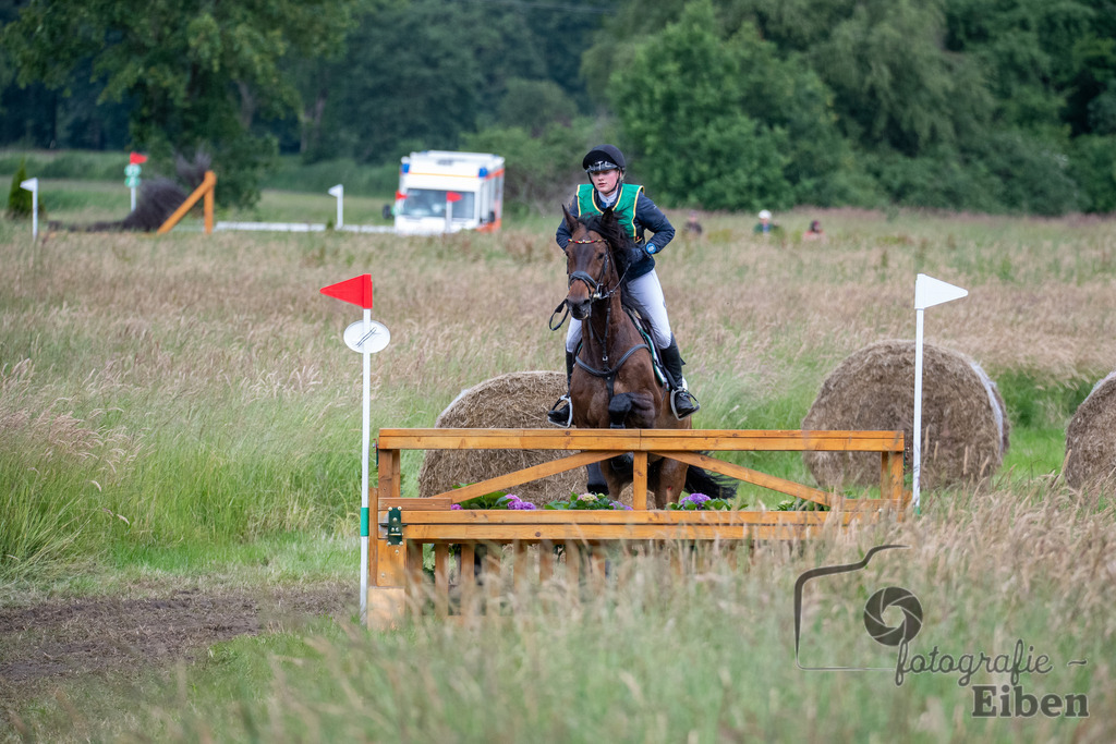 Tennis Wiefelstede Frauen | Geländeprüfung CCI3*-S am 09.06.2024 in Westerstede (Reitsportanlage Schloßweg), Photo: Philip Eiben 2024 - Realisiert mit Pictrs.com