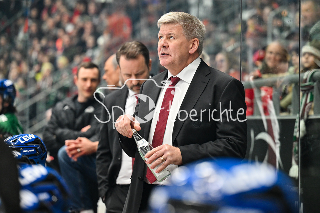 Augsburger Panther - Grizzlys Wolfsburg | AUGSBURG, GERMANY - 15. MARCH: Im Bild Bill PETERS Trainer Augsburger Panther / Einzelfoto / Freisteller während dem Match zwischen den Augsburger Panthern und den Grizzlys Wolfsburg am 52. Spieltag der Penny DEL im Curt Frenzel Stadion