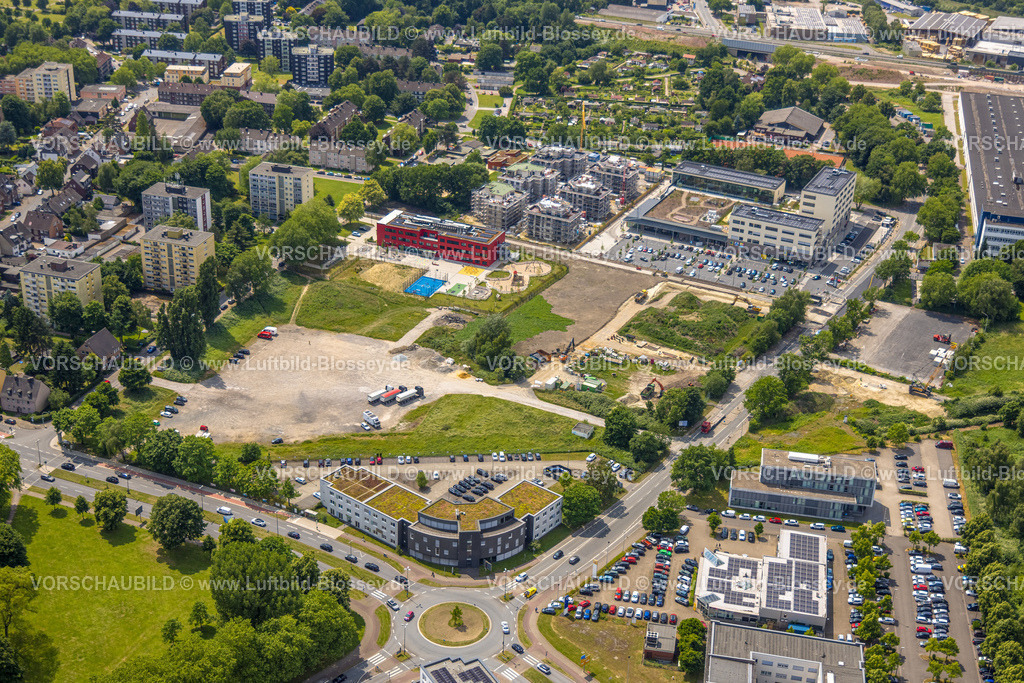 Herne250601797 | Luftbild, Kaiserquartier Herne, Baustelle mit Neubau Wohnhäuser, Gemeinschaftsgrundschule Schule am Schloss mit roter Fassade und Dach mit Solarpaneelen, Baukau, Herne, Ruhrgebiet, Nordrhein-Westfalen, Deutschland