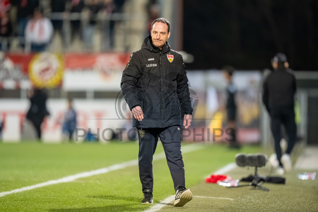 VfB Stuttgart II vs. FC Energie Cottbus, Fussball, 3.Liga, 27. Spieltag, Saison 2025/2026, 03.03.2026 | Nico Willig (Trainer VfB Stuttgart II) unzufrieden,VfB Stuttgart II vs. FC Energie Cottbus, Fussball, 3.Liga, 27. Spieltag, Saison 2025/2026, 03.03.2026Foto: photosbyphips/Philip Ziegler
