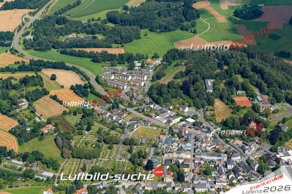 Das Luftbild der Stadt Helmbrechts wurde 2021 vom Flugzeug heraus erstellt (keine Drohne) Aufnahmehöhe ca.450 Meter- hohe Bildauflösung und Druck-Qualität garantiert!