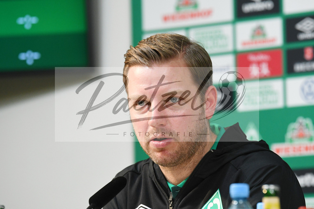 20200212_PKBREM_0026 | Fussball, Herren: Trainer Florian Kohfeldt (SV Werder Bremen) schaut waehrend der Pressekonferenz des SV Werder Bremen auf dem wohninvest Weserstadion am 12.02.2020 in Bremen, Deutschland. - Realisiert mit Pictrs.com