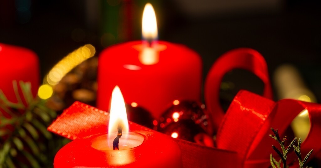 Adventsgrüße für Facebook im empfohlenen Format 1,91:1 | Adventsgrüße: Nahaufnahme von einem Adventskranz mit brennenden Kerzen - Realisiert mit Pictrs.com