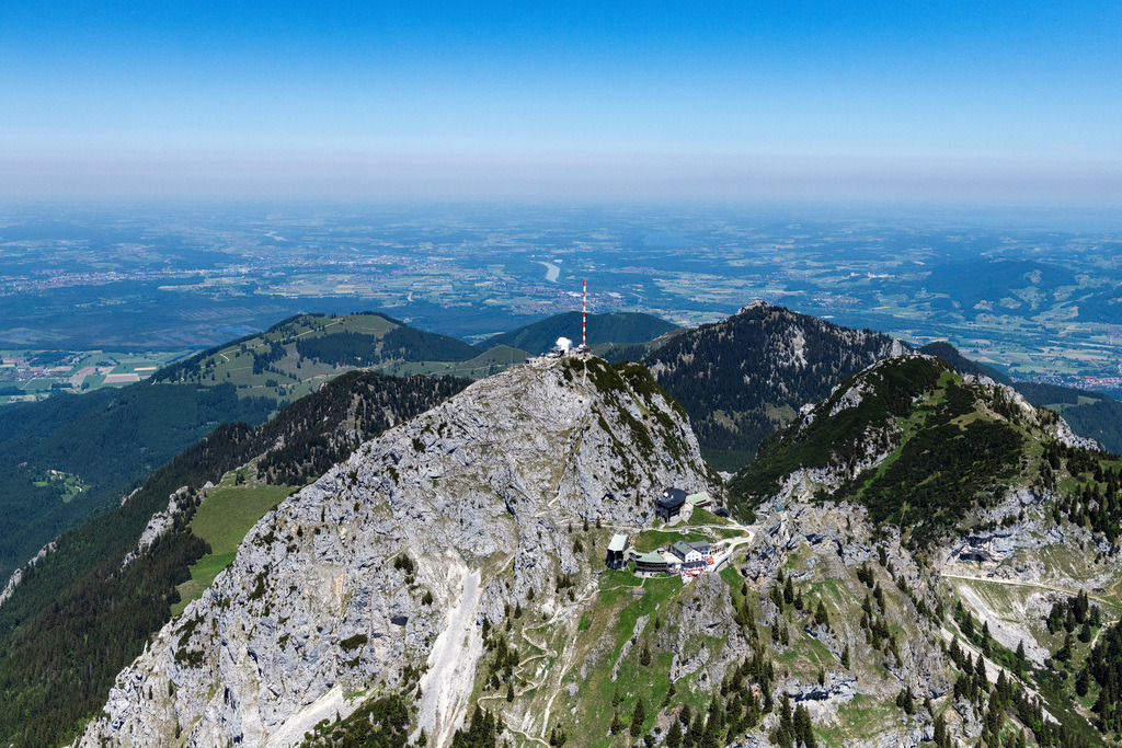 dr__0100280.jpg | BAYRISCHZELL 13.06.2023 Gipfel des Wendelsteinmassivs im Mangfallgebirge der Alpen bei Bayrischzell im Bundesland Bayern. Die Rundfunk- Sendeanlage mit dem markanten Sendemasten und Antennen wird vom Bayerischen Rundfunk betrieben. Auf dem Wendelstein befinden sich außerdem eine Sternwarte, Wetterwarte und die Wendelsteinkapelle. Er ist mit Seilbahn und Zahnradbahn erschlossen. 