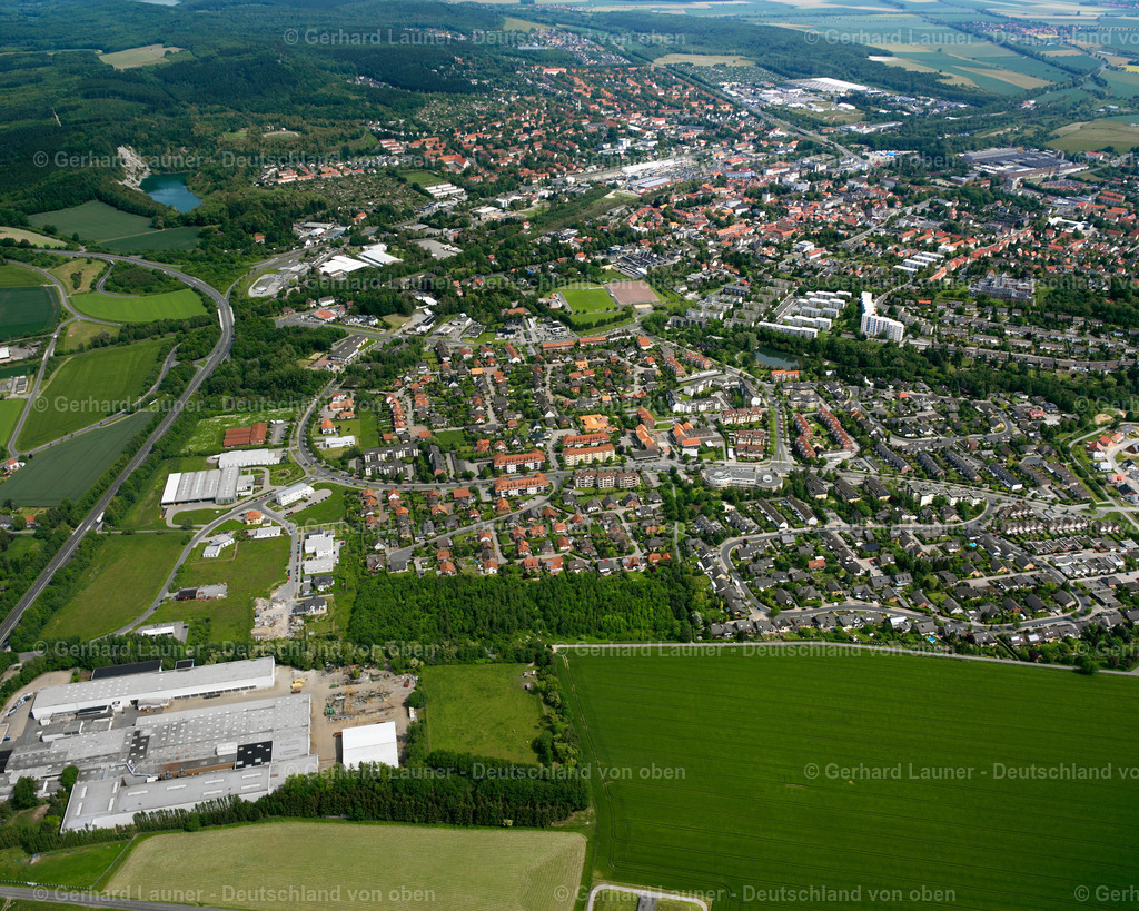 2638058 | BAD Salzgitter 09.06.2006 Landwirtschaftliche Nutzflächen und Feldgrenzen  umsäumen das Siedlungsgebiet des Dorfes in Bad im Bundesland Niedersachsen, Deutschland // Agricultural land and field boundaries surround the settlement area of the village  in Bad in the state Lower Saxony, Germany Foto: Gerhard Launer