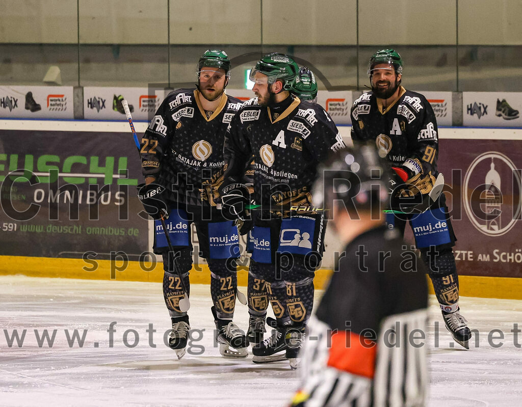 2024-03-01_125_TSV_Erding_gegen_ERSC_Amberg | Erding, Deutschland, 01.03.2024:
Eishockey, Bayernliga Playoffs 2023 / 2024, 5. Spieltag, TSV Erding gegen ERSC Amberg, Endergebnis: 9:0

Jakub Kania (Erding Gladiators, #22), Maximilian Forster (Erding Gladiators, #81), Rudolf Lorenz (Erding Gladiators, #91)

Foto: Christian Riedel / fotografie-riedel.net