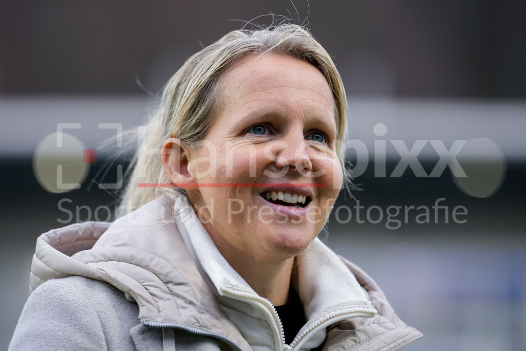 Fussball, Google Pixel Frauen-Bundesliga, TSG 1899 Hoffenheim - SV Werder Bremen | Friederike Kromp (Fritzy Kromp, Trainerin, Cheftrainerin, Werder), Einzelbild, Einzelfoto, Aktion, Action, Porträt, Portrait, Freude, freuen, freut sich, freundlich, fröhlich, glücklich, strahlend, optimistisch, 01.02.2026, Sinsheim (Hoffenheim)  (Deutschland), Fussball, Google Pixel Frauen-Bundesliga, TSG 1899 Hoffenheim - SV Werder Bremen, DFB/DFL REGULATIONS PROHIBIT ANY USE OF PHOTOGRAPHS AS IMAGE SEQUENCES AND/OR QUASI-VIDEO., DIE DFB-RICHTLINIEN UNTERSAGEN JEGLICHE NUTZUNG VON FOTOS ALS SEQUENZBILDER UND/ODER VIDEOÄHNLICHE FOTOSTRECKEN. DFB REGULATIONS PROHIBIT ANY USE OF PHOTOGRAPHS AS IMAGE SEQUENCES AND/OR QUASI-VIDEO.